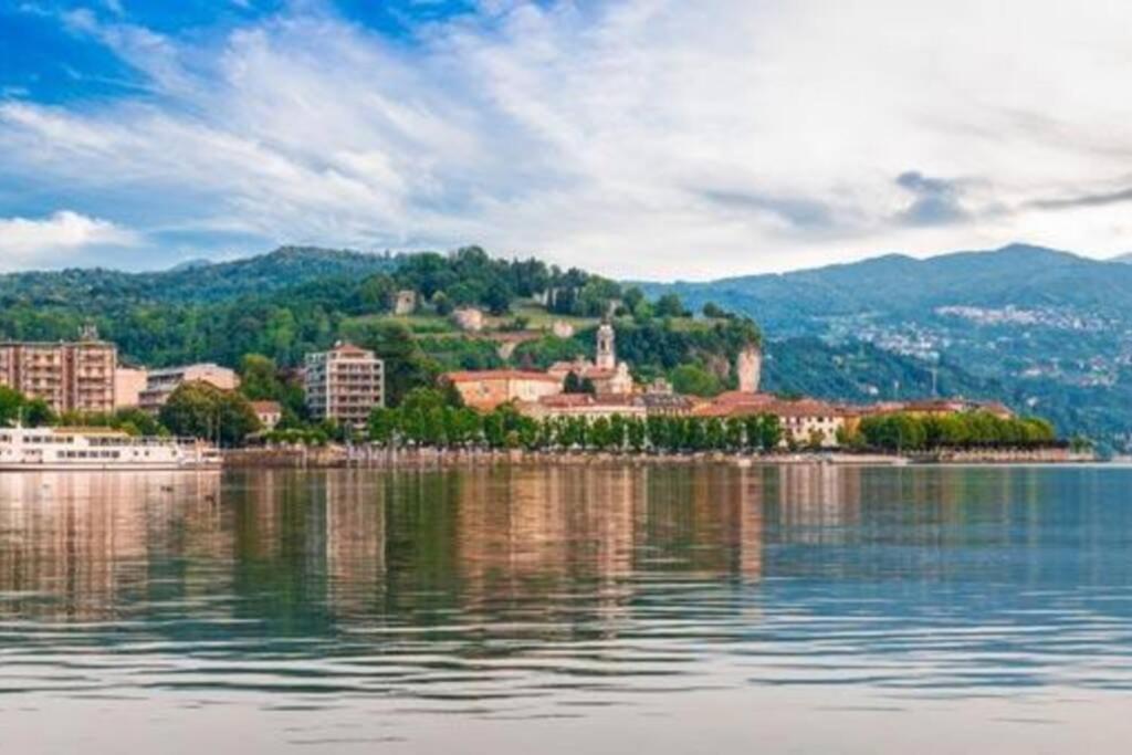 Holiday House By The Lake Arona Exterior photo