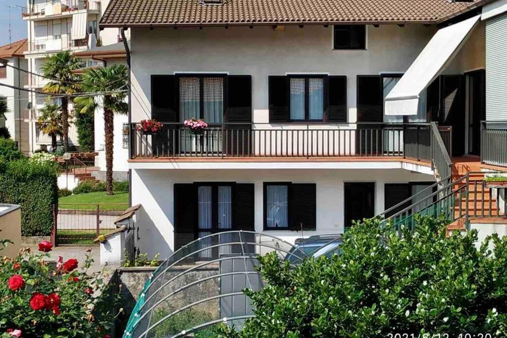 Holiday House By The Lake Arona Exterior photo