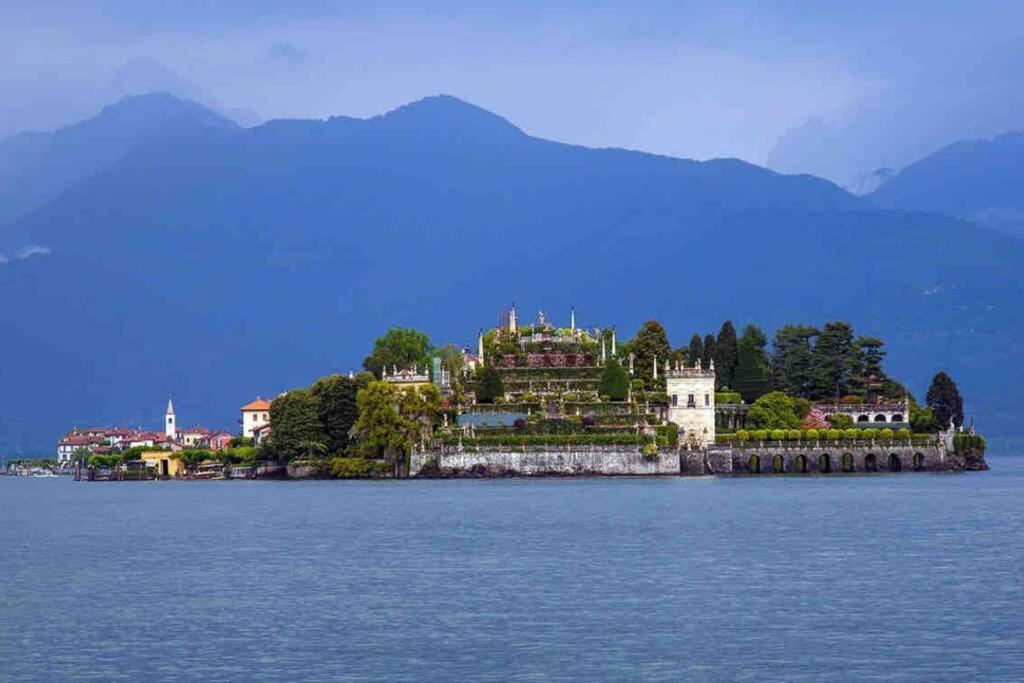 Holiday House By The Lake Arona Exterior photo