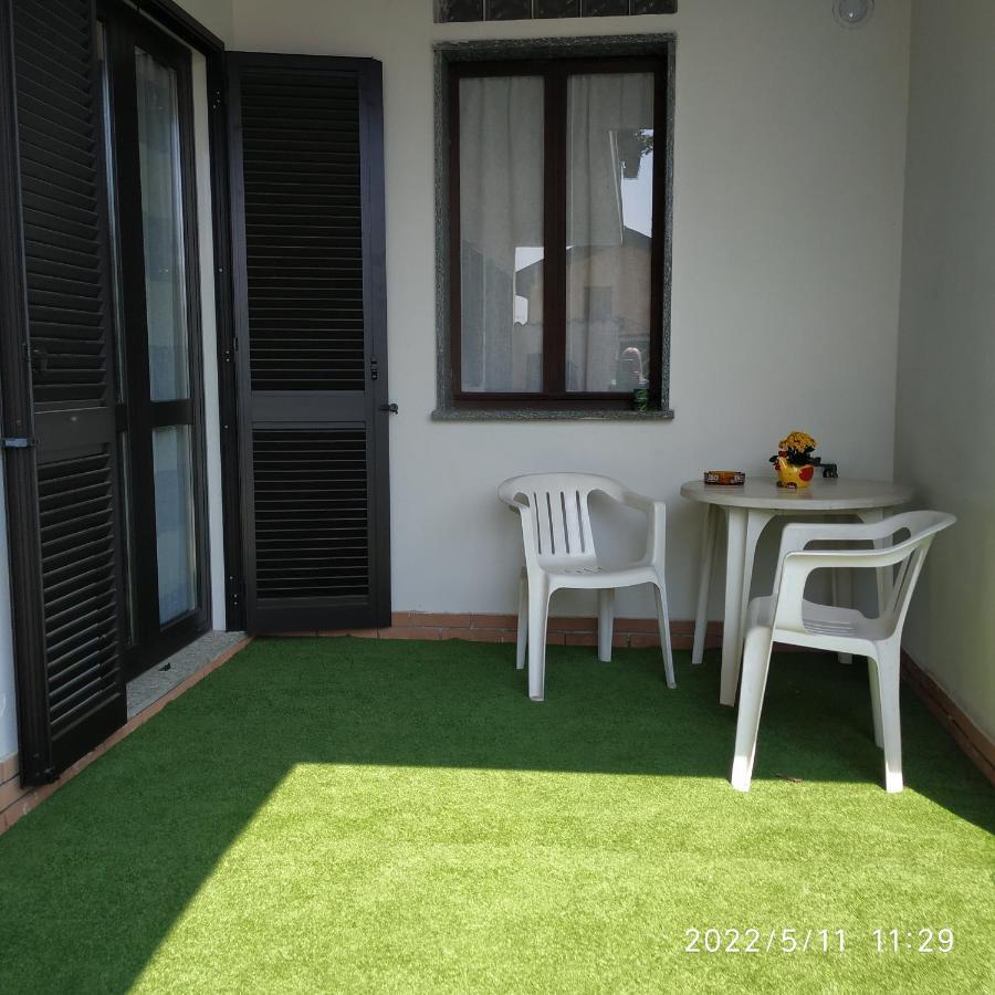 Holiday House By The Lake Arona Exterior photo